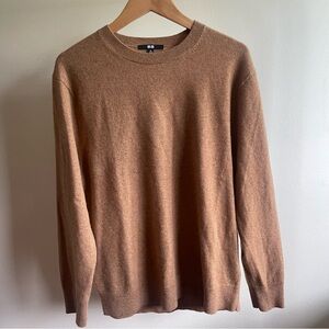 Cashmere UNIQLO XL crewneck sweater in camel brown.